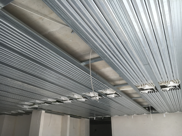 Gipszkarton paneles mennyezethűtési rendszer